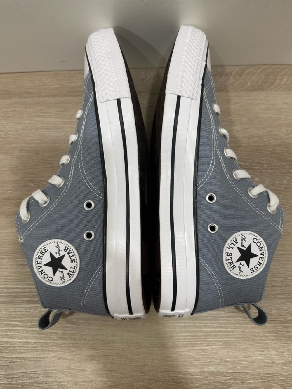 NWOT Converse Chuck Taylor 2.0 All Star Mid Top Sneakers - Light Blue & White